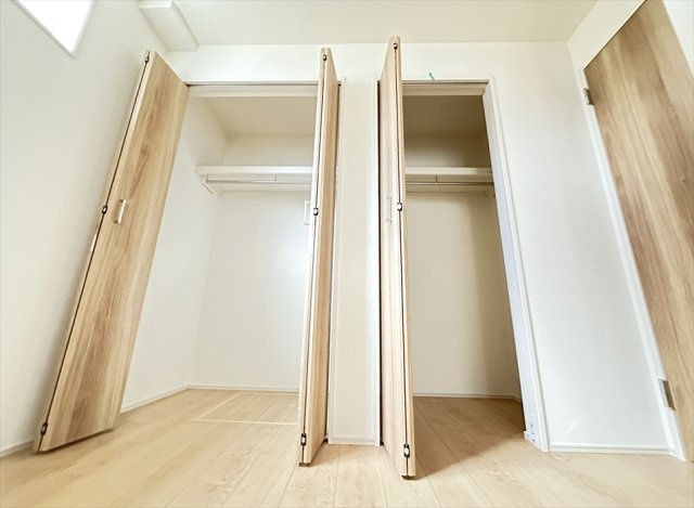 【収納】 | 志木市中宗岡1丁目　新築一戸建住宅　全1棟　(志木本店) | 納戸内のダブルクローゼット。