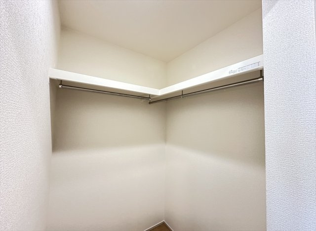 【収納】 | 志木市中宗岡1丁目　新築一戸建住宅　全1棟　(志木本店) | 目当ての衣類を見つけやすいL型のWIC。