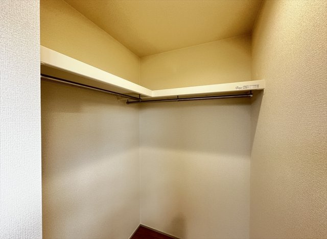 【収納】 | 志木市中宗岡1丁目　新築一戸建住宅　全1棟　(志木本店) | オープン型のウォークインクローゼットは扉開閉分のスペースも不要で、さらに湿気がこもりにくく衣類や革製品などの保管も安心。
WIC2ヶ所やホール収納など豊富な収納で季節家電や日用品の買い置きもスッキリ片