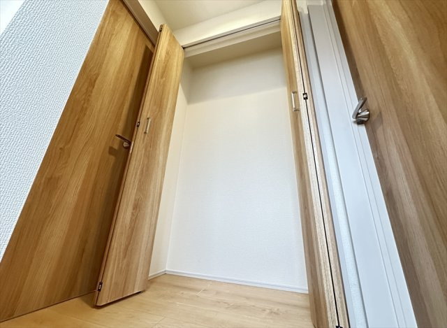 【収納】 | 志木市中宗岡1丁目　新築一戸建住宅　全1棟　(志木本店) | 3階ホール収納は枕棚がないため、天井近くまで空間を自由に使えます。