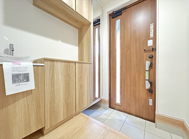 【玄関】 | 志木市中宗岡1丁目　新築一戸建住宅　全1棟　(志木本店) | お出かけ前の身だしなみチェックにも便利な鏡面付きのシューズボックス。
玄関ドアの採光窓から優しい自然光が入り、明るく開放的な玄関ホールとなっております。