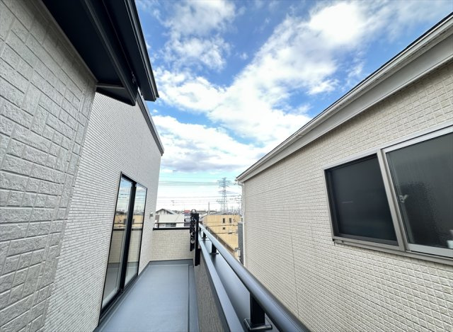 【バルコニー】 | 志木市中宗岡1丁目　新築一戸建住宅　全1棟　(志木本店) | 3階バルコニーは2部屋から行き来できるので家事動線も良好です。