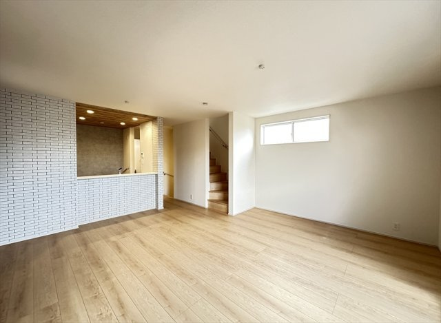 【居間・リビング】 | 志木市中宗岡1丁目　新築一戸建住宅　全1棟　(志木本店) | 朝や帰宅後の挨拶が自然と生まれるリビングイン階段。