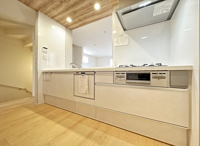 【キッチン】 | 志木市中宗岡1丁目　新築一戸建住宅　全1棟　(志木本店) | 忙しい朝や子育てに忙しいご家庭に便利な食洗機付。食器洗いの手間が省けるので、その分家族との時間や「自分時間」を増やせます。