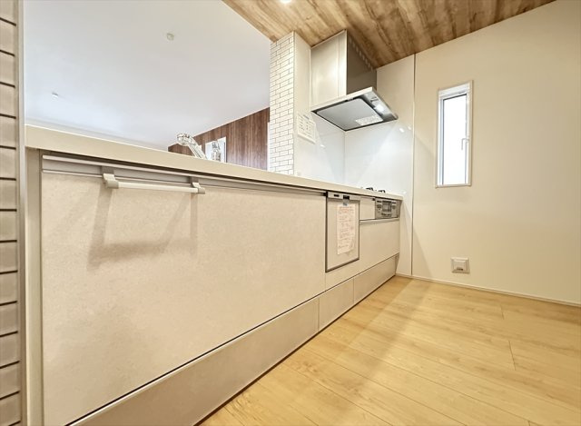 【キッチン】 | 志木市中宗岡1丁目　新築一戸建住宅　全1棟　(志木本店) | リビング全体が見渡せる対面キッチンなので、家事をしてる間もお子様の様子を見守ることができます。