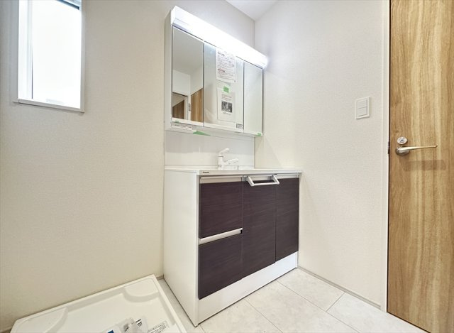 【独立洗面台】 | 志木市中宗岡1丁目　新築一戸建住宅　全1棟　(志木本店) | メイク用品やスキンケア用品を鏡の裏に収納することでスッキリとした空間になります。