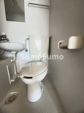 クリフサイド西岡本のトイレ|ゆったりとした空間のトイレです