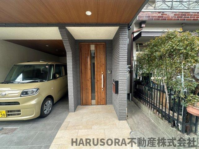 寝屋川市長栄寺町　3階建のエントランス