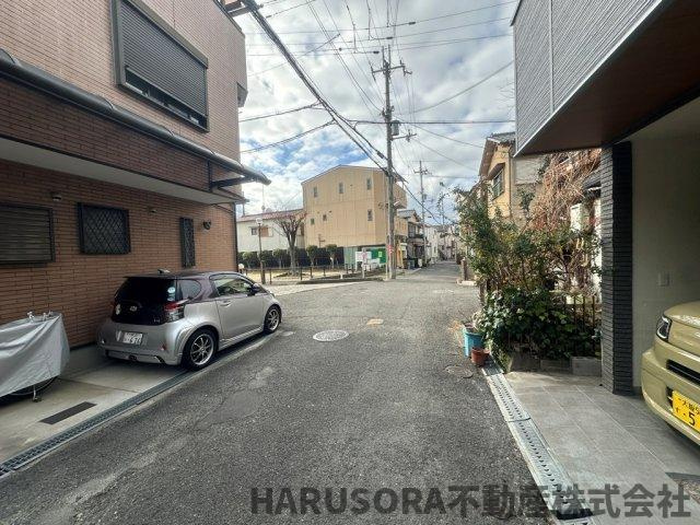 寝屋川市長栄寺町　3階建の前面道路含む現地写真