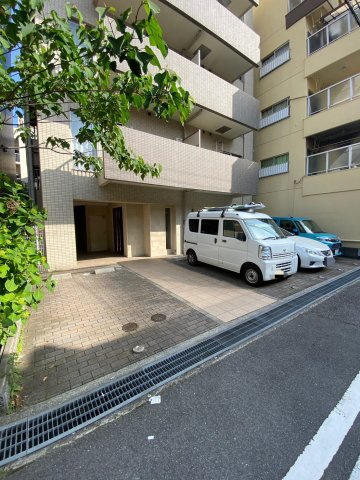 キューブコートの駐車場