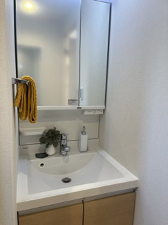 【独立洗面台】 | たまプラーザ団地６街区３号棟 | 独立洗面台、小物を置くことができて便利です