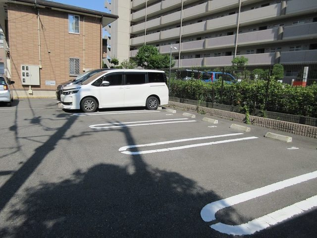 クラリスの駐車場