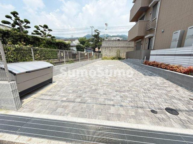 エレナ本山の駐車場