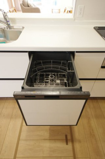 【キッチン】 | 【仲介手数料無料！！】日野市南平1丁目　新築戸建て（全2棟）1号棟　4530万円 | 食器洗い乾燥機