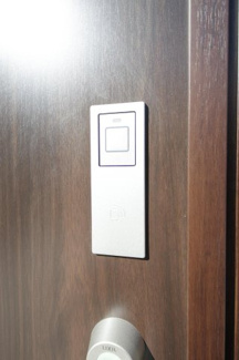 【防犯設備】 | 【仲介手数料無料！！】日野市南平1丁目　新築戸建て（全2棟）1号棟　4530万円 | 玄関カードキー対応