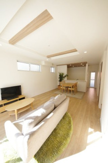 【居間・リビング】 | 【仲介手数料無料！！】日野市南平1丁目　新築戸建て（全2棟）1号棟　4530万円