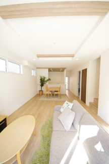 【居間・リビング】 | 【仲介手数料無料！！】日野市南平1丁目　新築戸建て（全2棟）1号棟　4530万円