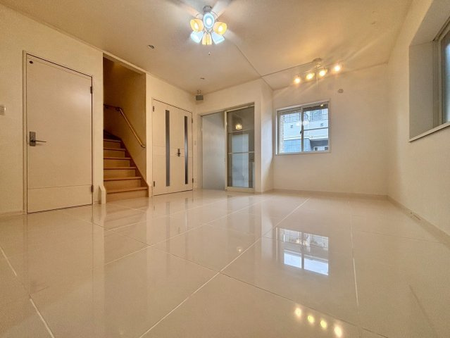 豊中市宝山町　戸建の居間・リビング|約14.1帖のLDK！リビングイン階段があることにより、自然と家族がコミュニケーションを取りやすくなります。