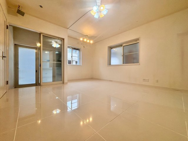 豊中市宝山町　戸建の居間・リビング|LDK部分に床暖房あり！部屋の空気を汚さず乾燥しにくいため、快適な温かさに保ってくれます。