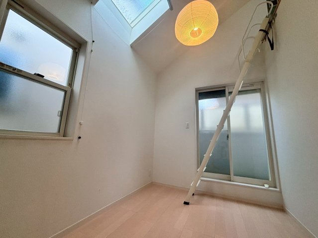 豊中市宝山町　戸建の洋室|2階の洋室（約4.6帖）2室は、オープンロフトと天窓付き。特別開放感のある空間です！