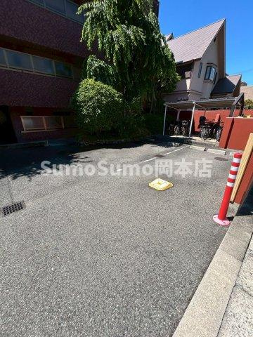 サニーハウス岡本の駐車場