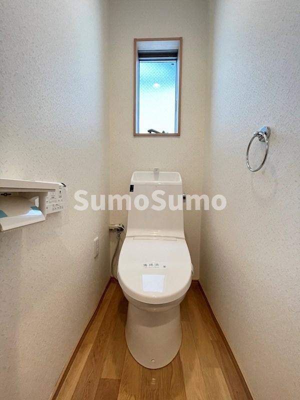 クレセント西代のトイレ|落ち着いた色調のトイレです