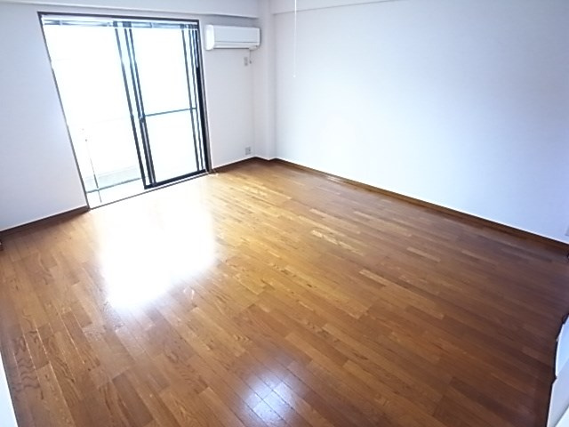 ジュネス神戸の居間・リビング