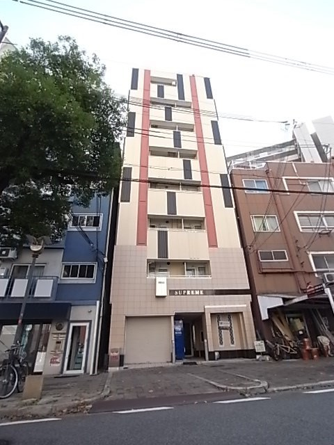 シュープリームの外観