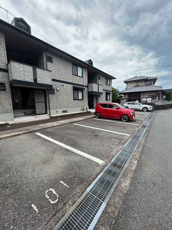 シャルマンコートの駐車場