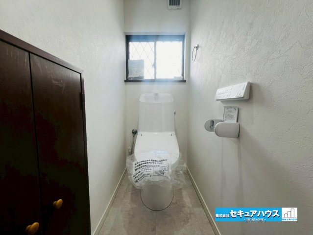 刈谷市末広町1丁目　中古戸建のトイレ|【高機能トイレ】
◆高機能トイレの多くは便器のフタの開閉が自動であり、使用後に手動で水を流す面倒もなく非常に便利です。スタイリッシュな見た目で、お掃除しやすく、節水効果が高いです。　　　　　　　　　　