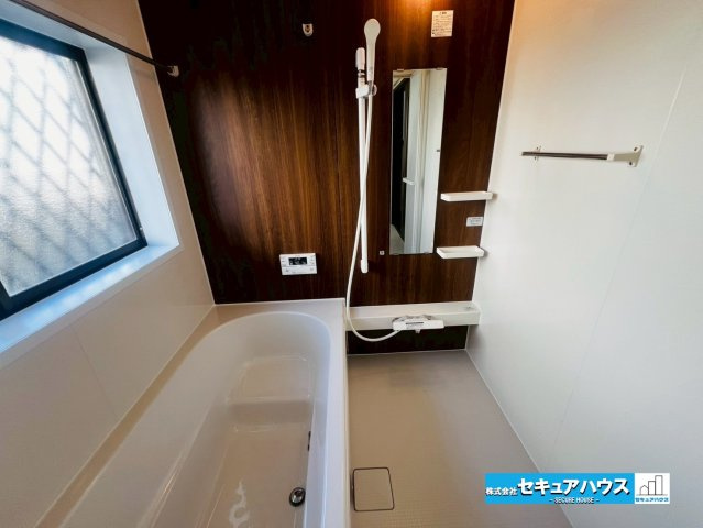 刈谷市末広町1丁目　中古戸建の浴室|【浴室】
◆アクセントパネルで落ち着きのある雰囲気を演出します。毎日の疲れを癒やすバスタイムをお楽しみ下さい！
◆窓付きで、カビの繁殖を抑える効果があります。
◆追い炊き機能を備えたオートバスです。　