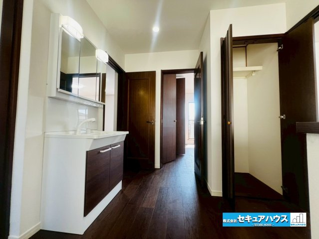 刈谷市末広町1丁目　中古戸建の独立洗面台|【2階洗面台】
◆朝の混雑緩和、就寝前後の身支度、2階の掃除が楽になる点が最大のメリットです。
◆家族が多い、または寝室が2階にある場合に生活動線が短縮され、生活の質が向上します。　　　　　　　　　　