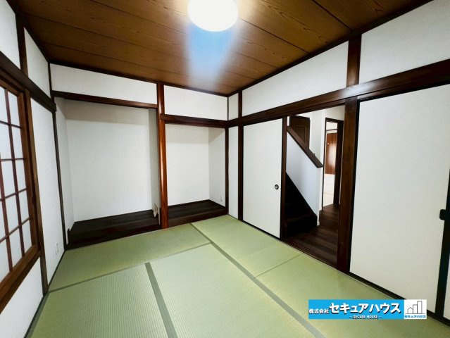 刈谷市末広町1丁目　中古戸建の和室|【和室6帖】
◆床の間、仏間付きです。
◆客間、子供の遊び場、昼寝スペース、老後の寝室として活用できる多機能な空間です。
◆押入付きのため、来客時の布団なども収納できます。　　　　　　　　　　　　　　
