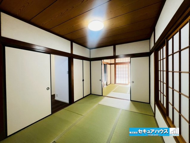 刈谷市末広町1丁目　中古戸建の和室|【和室6帖】
◆扉を開ければ12帖の大きな和室として利用できます。親戚の集まりや大人数が集まるときに役立ちます。寝るときには扉を閉めてお部屋を分けることもできるため便利です♪　　　　　　　　　　　　　