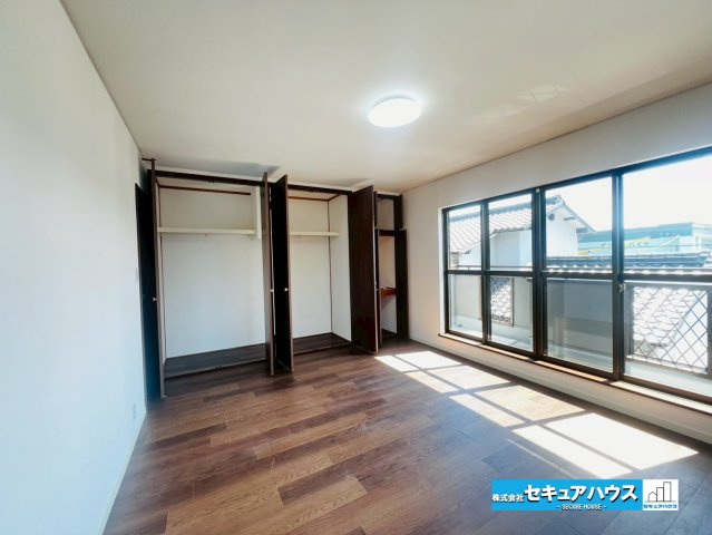 刈谷市末広町1丁目　中古戸建の洋室|【洋室10帖】
◆広々とした居住空間は日々の暮らしを彩り、心のやすらぎと満足感を与えてくれます。通風と採光を考慮した設計は子供たちはのびのび育ち、家族でくつろぎと団らんを生み出します。　　　　　　　　