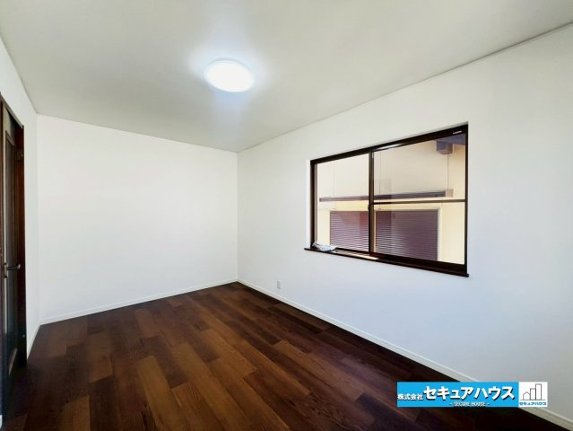 刈谷市末広町1丁目　中古戸建の洋室|【洋室7.5帖】
◆家族一人ひとりの大切なプライベート空間。趣味に合わせて使って頂けるようシンプルに仕上げてあります。暮らし心地を大きく左右する収納を、適材適所に配置し使い勝手を考慮しました。　　　　