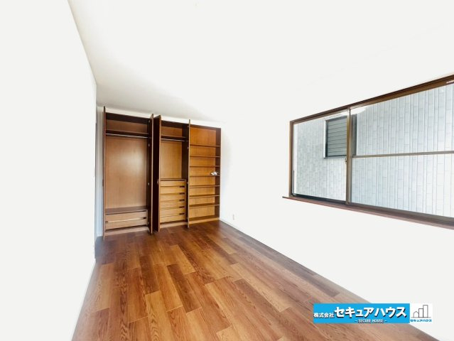 刈谷市末広町1丁目　中古戸建の洋室|【洋室7.2帖】
◆お子様のお部屋や主寝室、来客時の宿泊室、趣味のお部屋としてもご利用いただけます♪
◆収納クローゼットは棚付きのため収納ボックスを使えばスッキリと片付けることもできます。　　　　　　