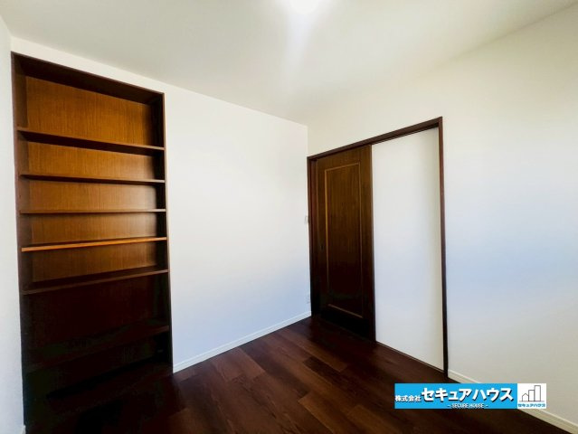 刈谷市末広町1丁目　中古戸建の収納|【納戸4.3帖】
◆広々とした空間の為、タンスを置くこともできます。棚付きな点も嬉しいポイントです。
◆廊下から納戸に入ることが出来るため、個人の部屋を経由せずに必要な荷物を取りに行くことが可能です。