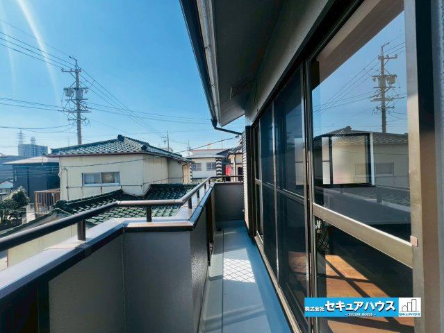 刈谷市末広町1丁目　中古戸建のバルコニー|【バルコニー】
◆南向きのバルコニーは見晴らしもよく、太陽の温かな温もりをめいっぱい受け止めてくれます。そのため洗濯物がすぐに乾きます♪
◆ワイドな設計の為一度に沢山の洗濯物を干すことが可能です。　　
