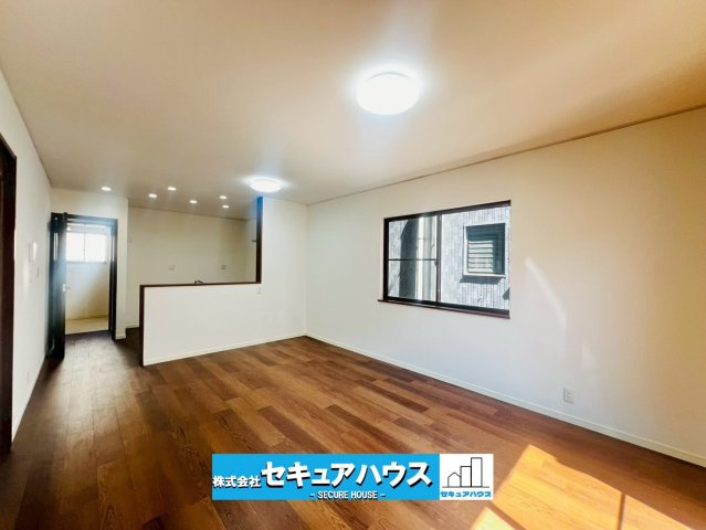 刈谷市末広町1丁目　中古戸建の居間・リビング|【LDK】
◆ブラウン×ホワイトの「温かみ」と「清潔感」が共存する、落ち着いた大人の癒し空間を演出したデザイン。ブラウンで落ち着きを、ホワイトで広さと明るさを出し、お洒落な雰囲気が魅力です。　　　　