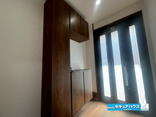 刈谷市末広町1丁目　中古戸建の玄関|【玄関】
◆採光・通風にも配慮された設計で毎日明るい空間をキープします♪
◆収納力の高いシューズボックス付きです。玄関周りがスッキリと片付きます。
◆ダブルロックキーで防犯面も安心です。　　　　　　　
