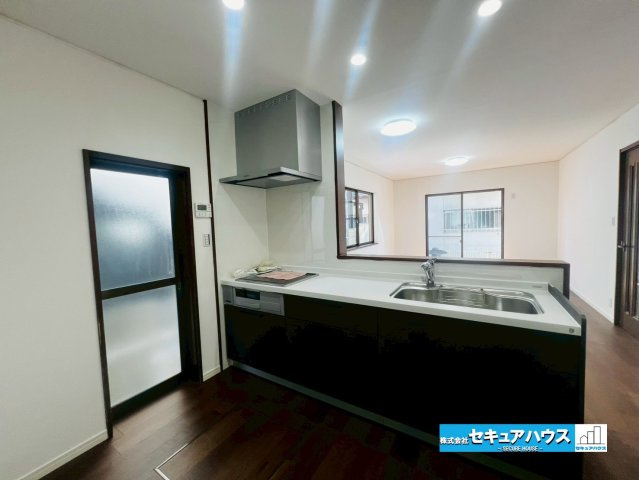 刈谷市末広町1丁目　中古戸建のキッチン|【キッチン】
◆対面式キッチンの為、リビングで遊ぶお子様の様子やテレビを見ながら料理することができます。
◆勝手口付きのため、ゴミ出しもスムーズに行うことができます。　　　　　　　　　　　　　　　　　