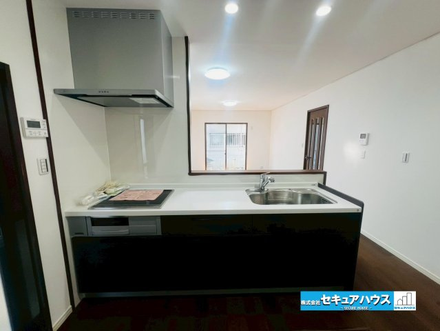 刈谷市末広町1丁目　中古戸建のキッチン|【キッチン】
◆同時にたくさんの料理が調理できる3口コンロ付きです。「焼く・蒸す・煮る」の工程を同時進行で進めることができるので、料理を素早く作ることができます。育児でバタバタ忙しいママに嬉しい♪　　