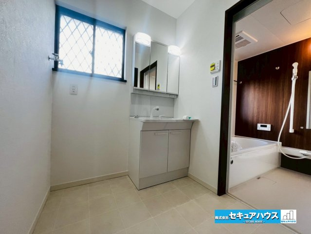 刈谷市末広町1丁目　中古戸建の独立洗面台|【1階洗面台】
◆鏡の裏にはたっぷりと収納スペースを標準装備！
◆電源を付属しているのでドライヤーなど利用できます。
◆洗面台下にも収納スペースがあるため、洗剤やシャンプーのストックを入れられます。　