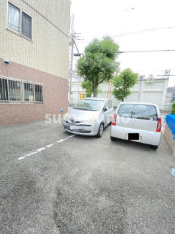 サクセス武庫川の駐車場