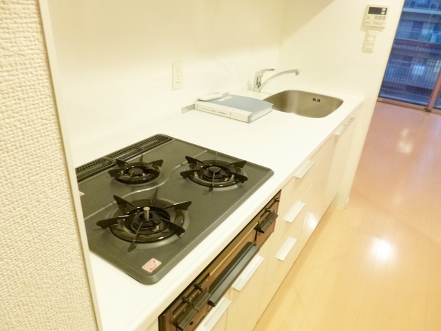パークアクシス滝野川のキッチン|キッチンは三口ガスコンロ、グリル付きです