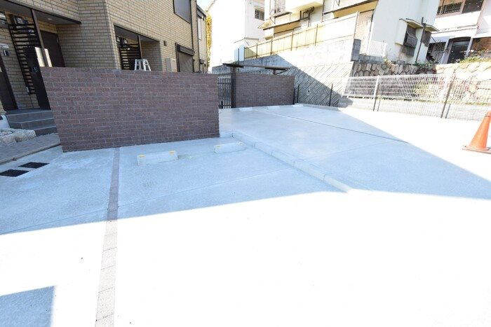コンフォート西岡本の駐車場
