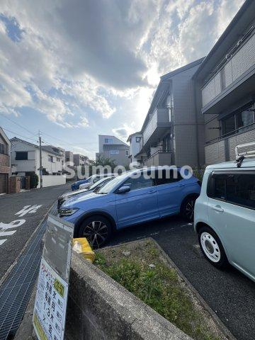 セジュール西岡本の駐車場