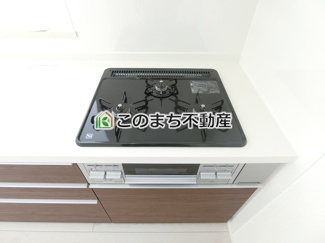 【キッチン】 | リナージュ宇都宮市横山25-1期　1号棟 | 三ツ口コンロ採用で、同時調理もスムーズ◎！お料理を並べられるカウンター付きで、配膳・片付けをサポート！リビングで過ごすご家族とコミュニケーションを楽しみながら作業可能です♪