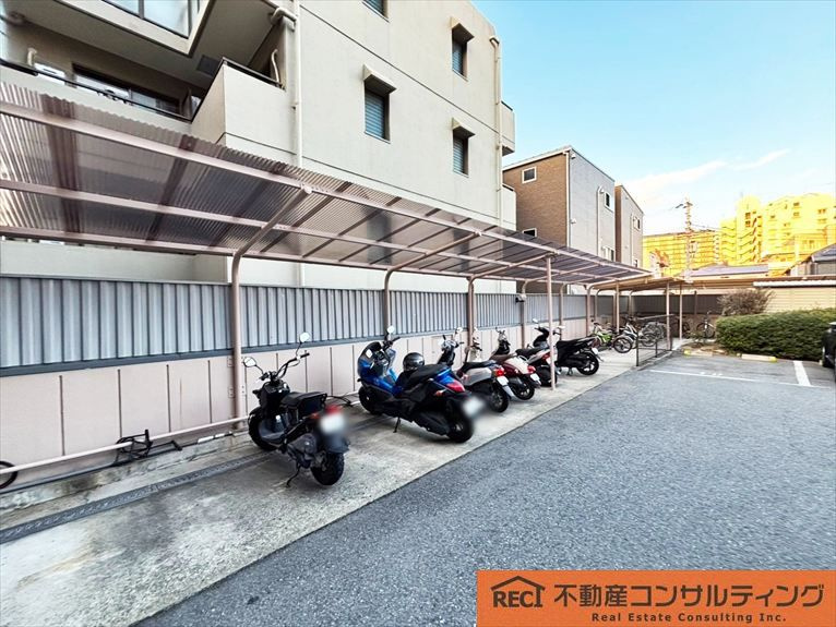 コープ野村東灘青木の駐車場